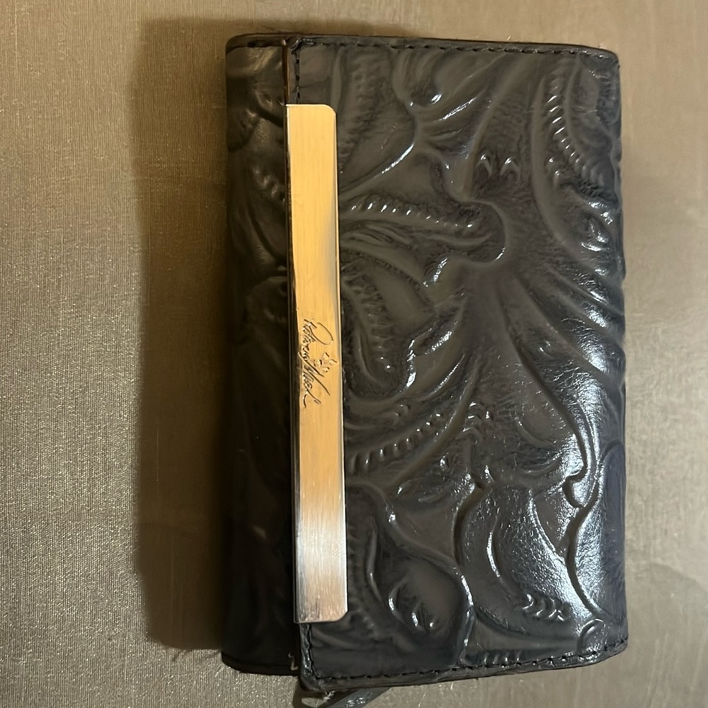 Gray used Patrica Nash wallet